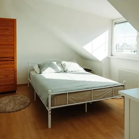 Majestic Views From A 60m2 Private Terrace - Castle, Cathedral, Old Town *