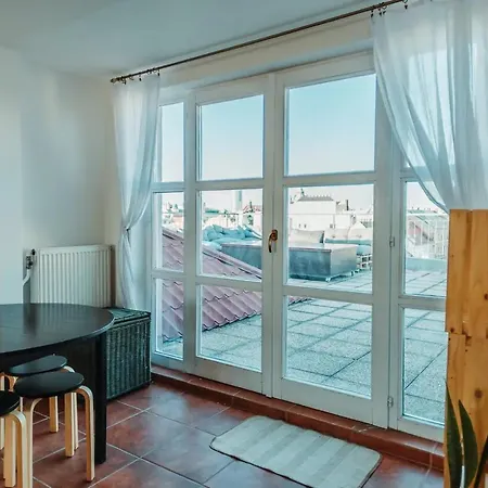 Majestic Views From A 60m2 Private Terrace - Castle, Cathedral, Old Town דירה *